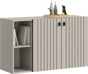 Modernes Sideboard in Hellgrau mit gerillten Schranktüren und schwarzen Griffen, links offenes Regal mit Büchern; Perspektive: frontale Ansicht leicht von links/oben vor weißem Hintergrund