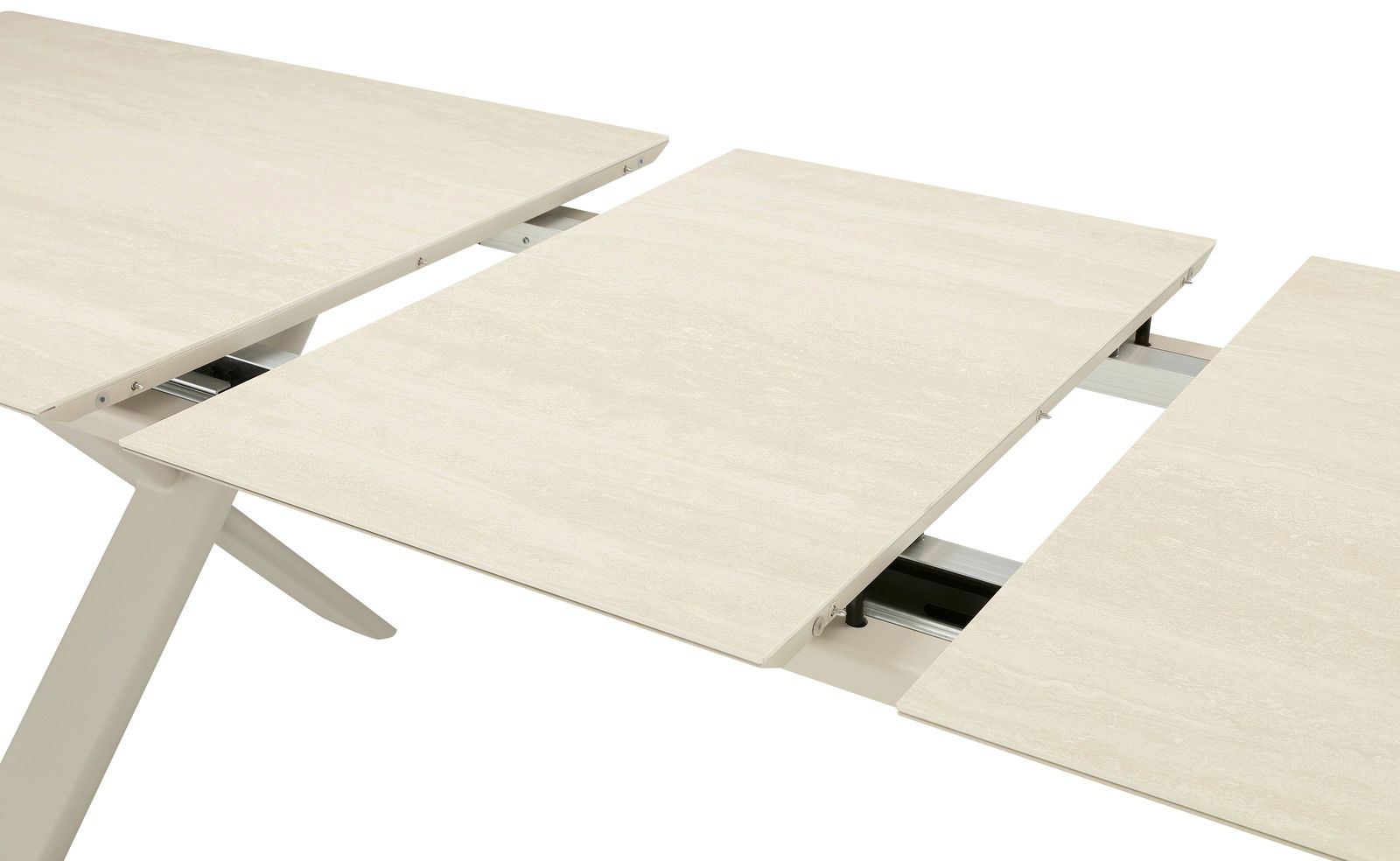 Nahaufnahme eines Garten Ausziehtisches in hellem Holzdesign, teilweise ausgezogen, mit Blick auf die Tischplatte und die Ausziehmechanik.