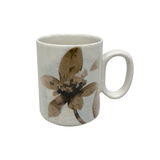 Keramiktasse mit floralem Design, seitliche Perspektive