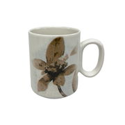 Keramiktasse mit floralem Design, seitliche Perspektive