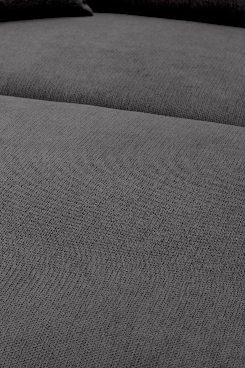 Close-up van de grijze, fijn gestructureerde stoffen bekleding van een bank/gestoffeerd meubel, perspectief: schuin van bovenaf op de zitting.