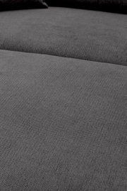 Close-up van de grijze, fijn gestructureerde stoffen bekleding van een bank/gestoffeerd meubel, perspectief: schuin van bovenaf op de zitting.