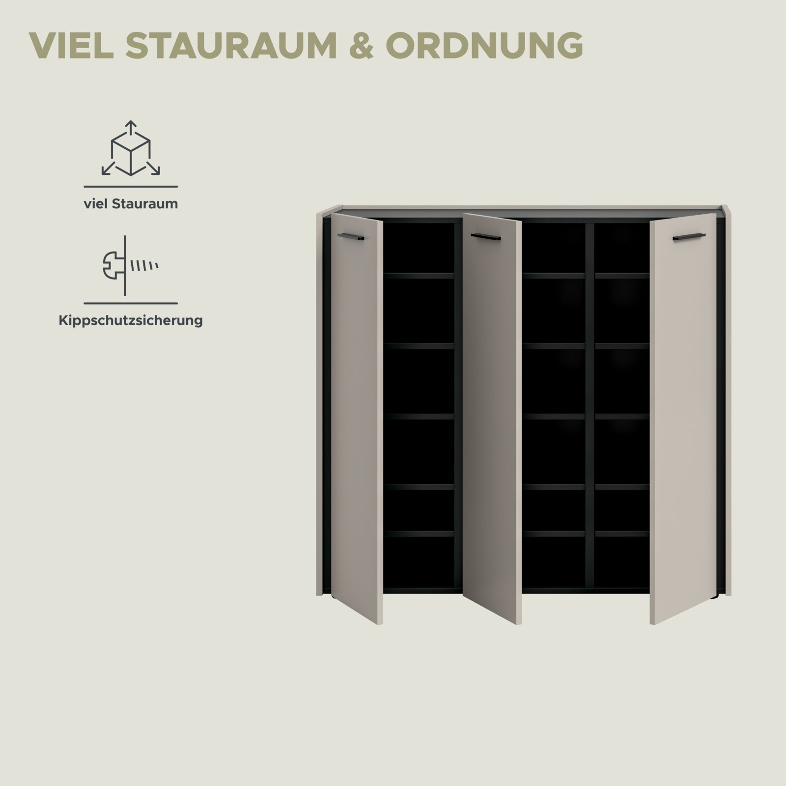 Frontansicht eines modernen, breiten Schranks in Grau mit drei geöffneten Türen, schwarzen Griffen und vielen schwarzen Regalfächern im Inneren; Hinweisgrafik „Viel Stauraum & Ordnung“ mit Symbolen für viel Stauraum und Kippschutzsicherung.
