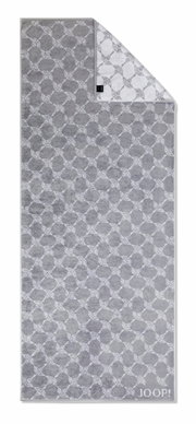 Grijze saunadoek met geometrisch patroon en JOOP!-logo, van bovenaf gefotografeerd.