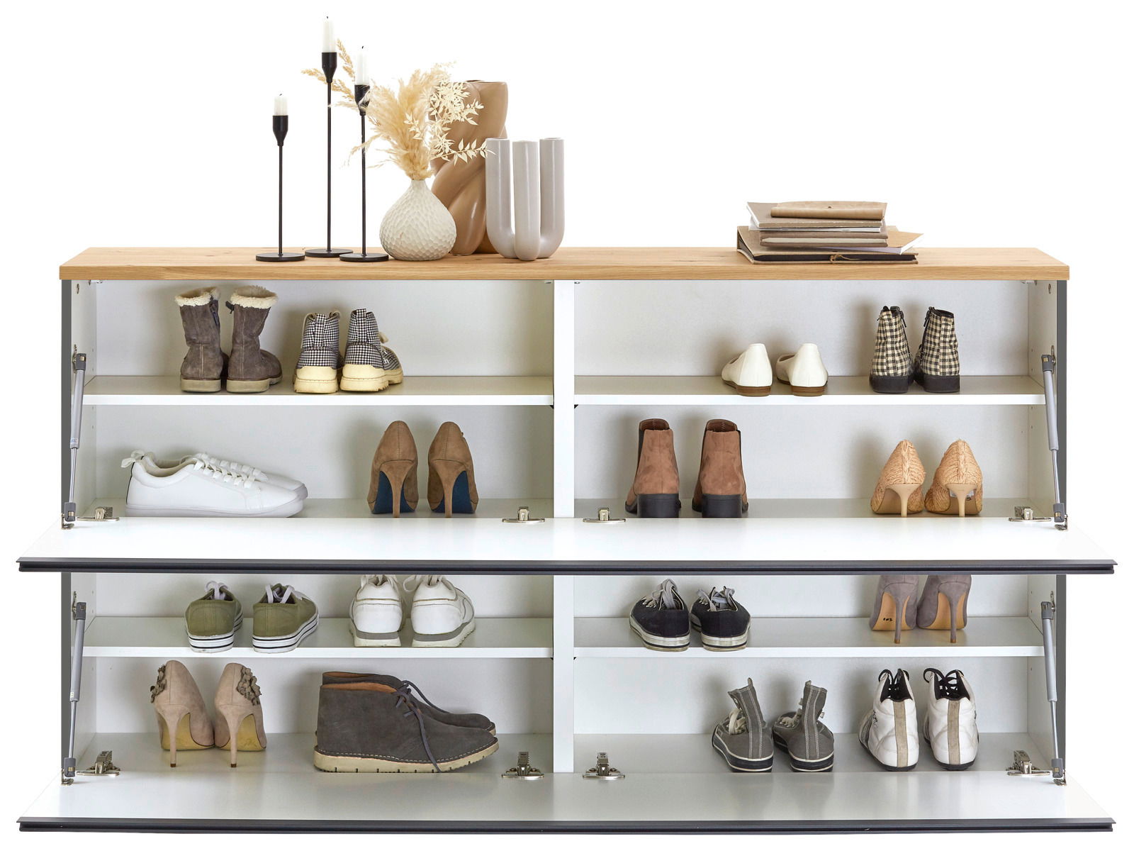 Frontale Ansicht eines modernen Garderoben-Sets mit zwei Klapptüren, die verschiedene Schuhe und Dekorationen auf der Oberseite zeigen.