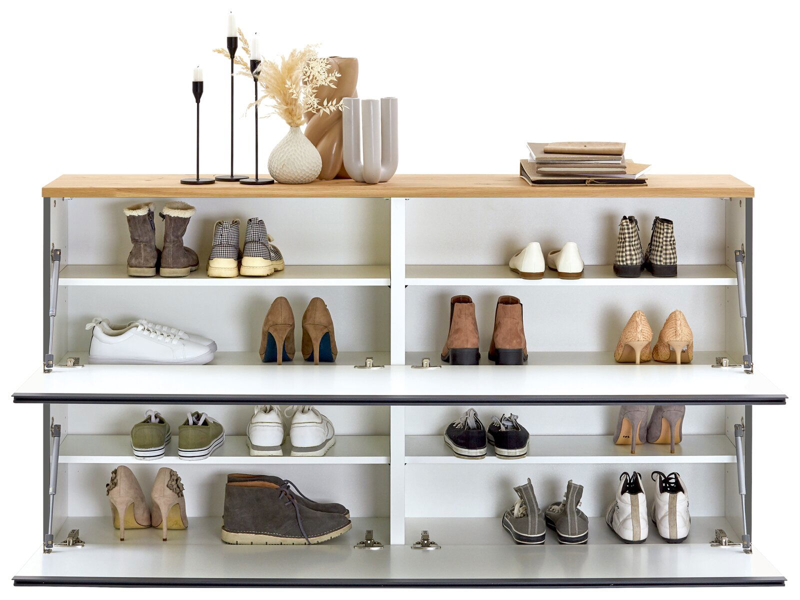 Frontale Ansicht eines modernen Garderoben-Sets mit zwei Klapptüren, die verschiedene Schuhe und Dekorationen auf der Oberseite zeigen.