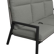 Nahaufnahme einer modernen grauen Gartenbank mit schwarzem Metallrahmen, seitliche Perspektive