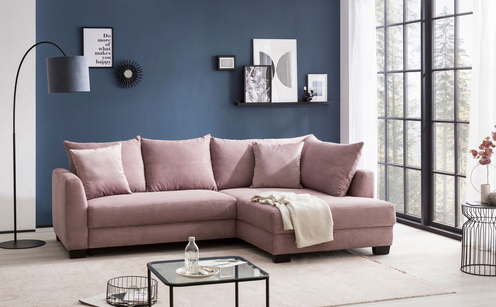 Rosa Ecksofa in modernem Wohnzimmer, seitliche Perspektive