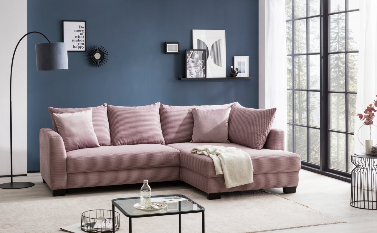 Rosa Ecksofa in modernem Wohnzimmer, seitliche Perspektive