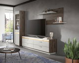 Moderne Wohnkombination mit Vitrine, Lowboard und Wandboard in einem stilvollen Wohnzimmer, seitliche Perspektive