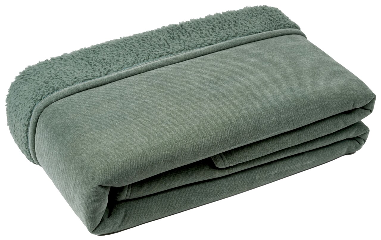 Gefaltete grüne Chenille Wohndecke mit flauschiger Kante, seitliche Perspektive