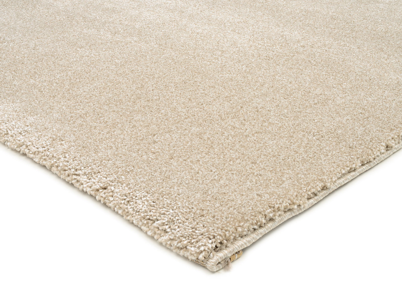 Beige Uni-Teppich aus seitlicher Perspektive fotografiert, zeigt die weiche Textur und die Kantenverarbeitung.