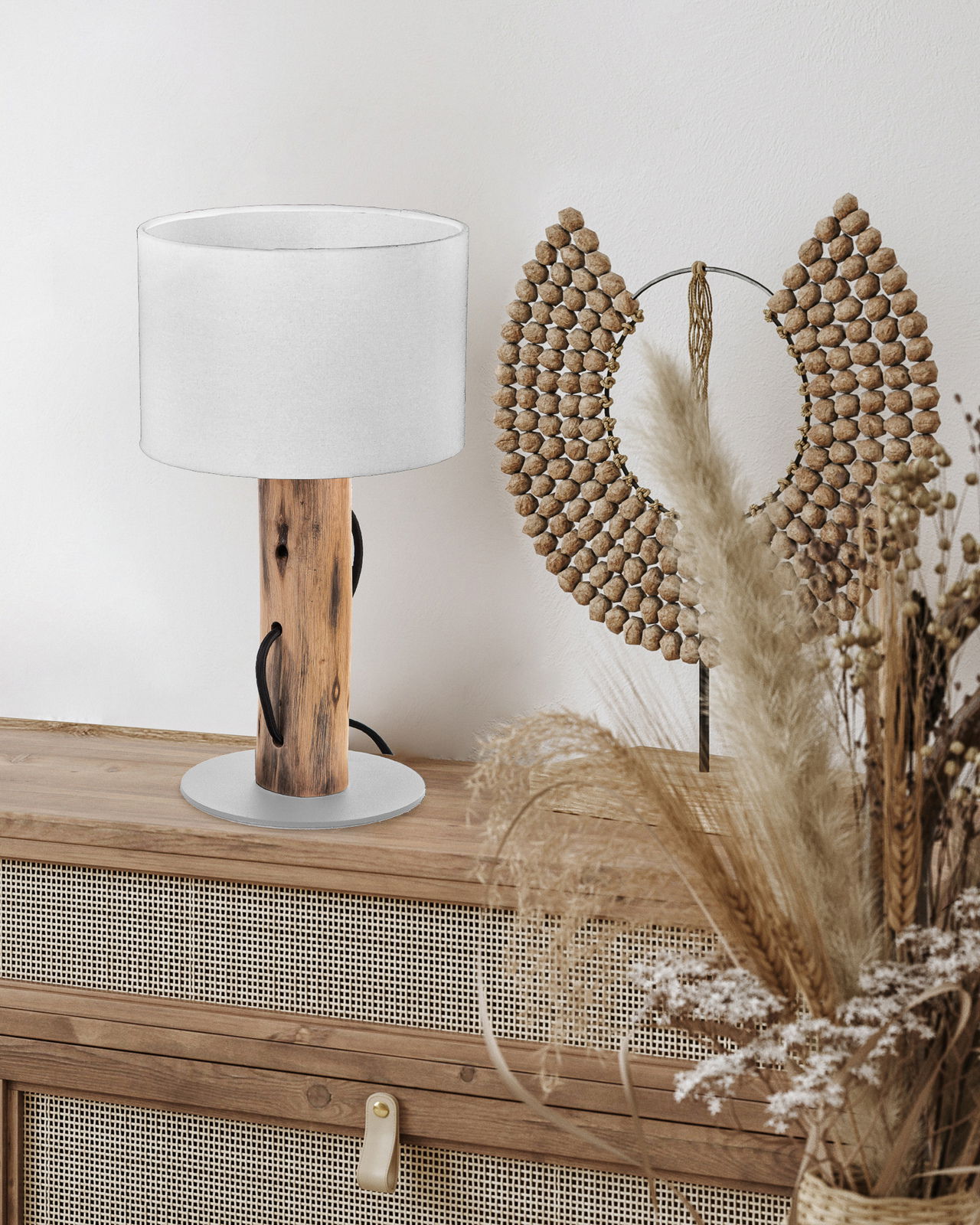 NOWA Tischleuchte NORIN Tischleuchte mit Holzfuß und weißem Lampenschirm auf einer Kommode, seitliche Perspektive
