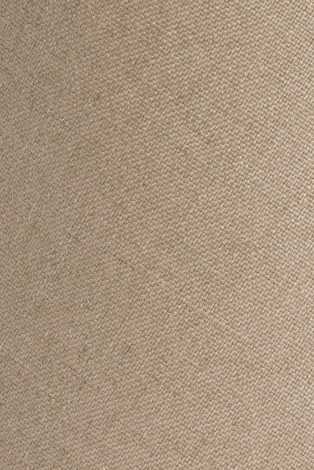 Nahaufnahme eines beigen, gewebten Lampenschirms mit texturierter Oberfläche.