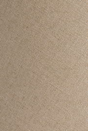 Nahaufnahme eines beigen, gewebten Lampenschirms mit texturierter Oberfläche.