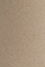 Nahaufnahme eines beigen, gewebten Lampenschirms mit texturierter Oberfläche.