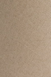 Nahaufnahme eines beigen, gewebten Lampenschirms mit texturierter Oberfläche.