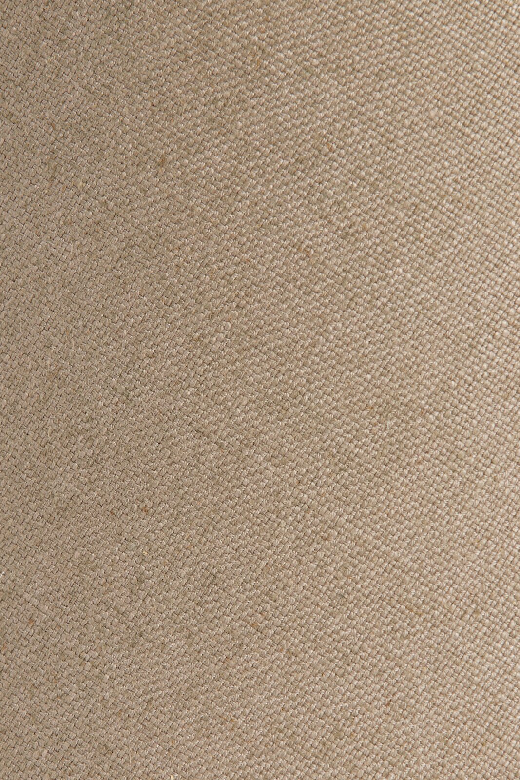 Nahaufnahme eines beigen, gewebten Lampenschirms mit texturierter Oberfläche.