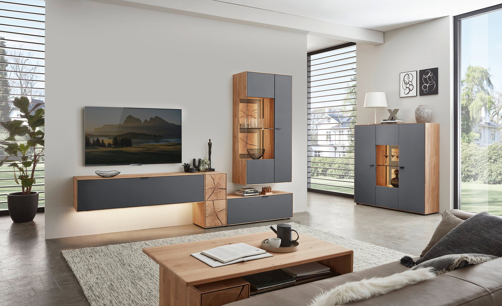 Moderne Wohnzimmer-Wandkombination in Holz und Grau mit TV, Vitrine und Schrank, seitliche Perspektive