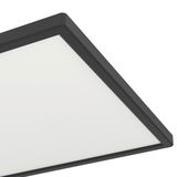 LED-Deckenleuchte ROVITO in Nahaufnahme von unten, zeigt die moderne, quadratische Form mit schwarzem Rahmen.