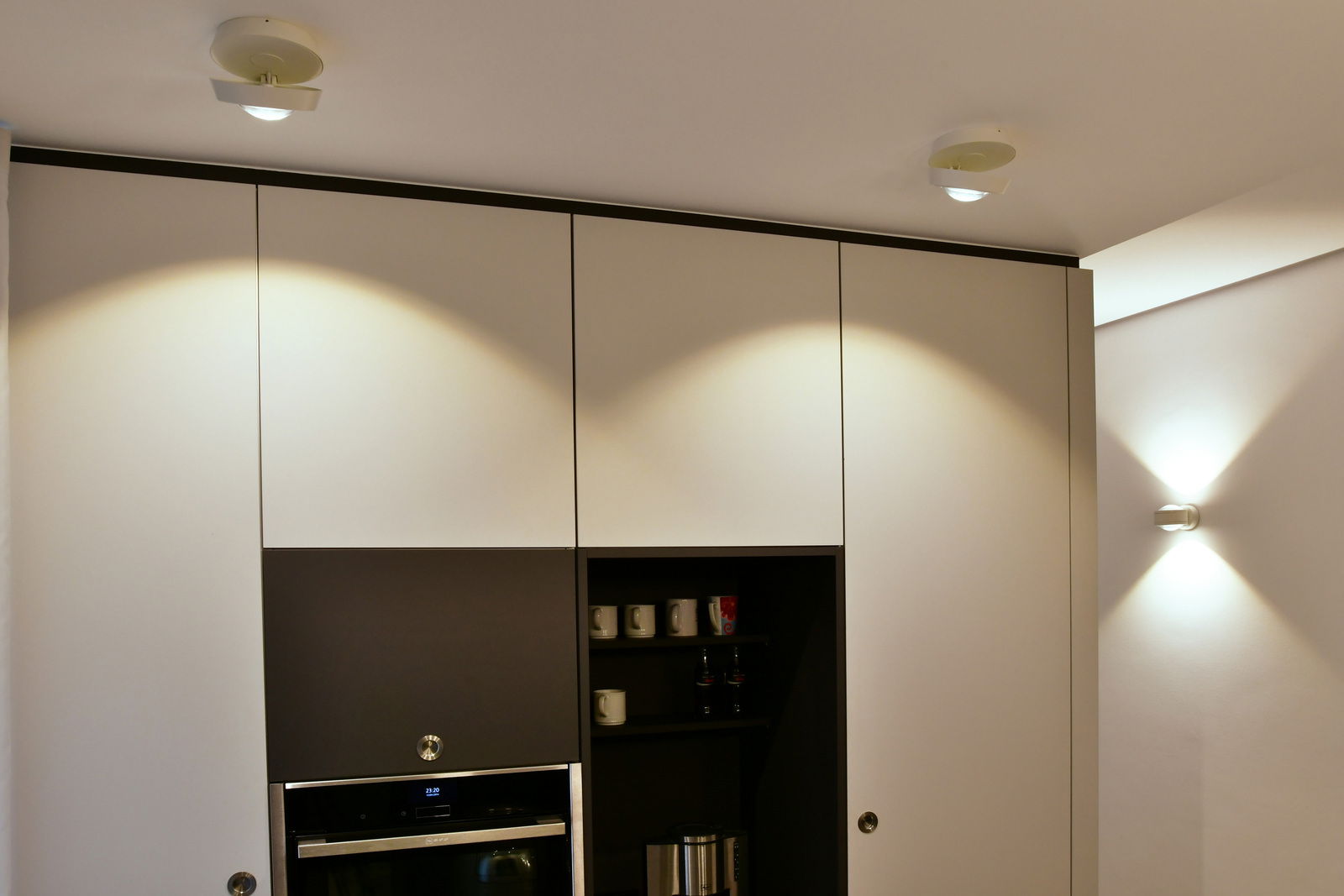 Megatron LED-Deckenleuchte SOLO MOVIMENTO LED Aufbauleuchte an der Decke in einer modernen Küche, seitliche Perspektive