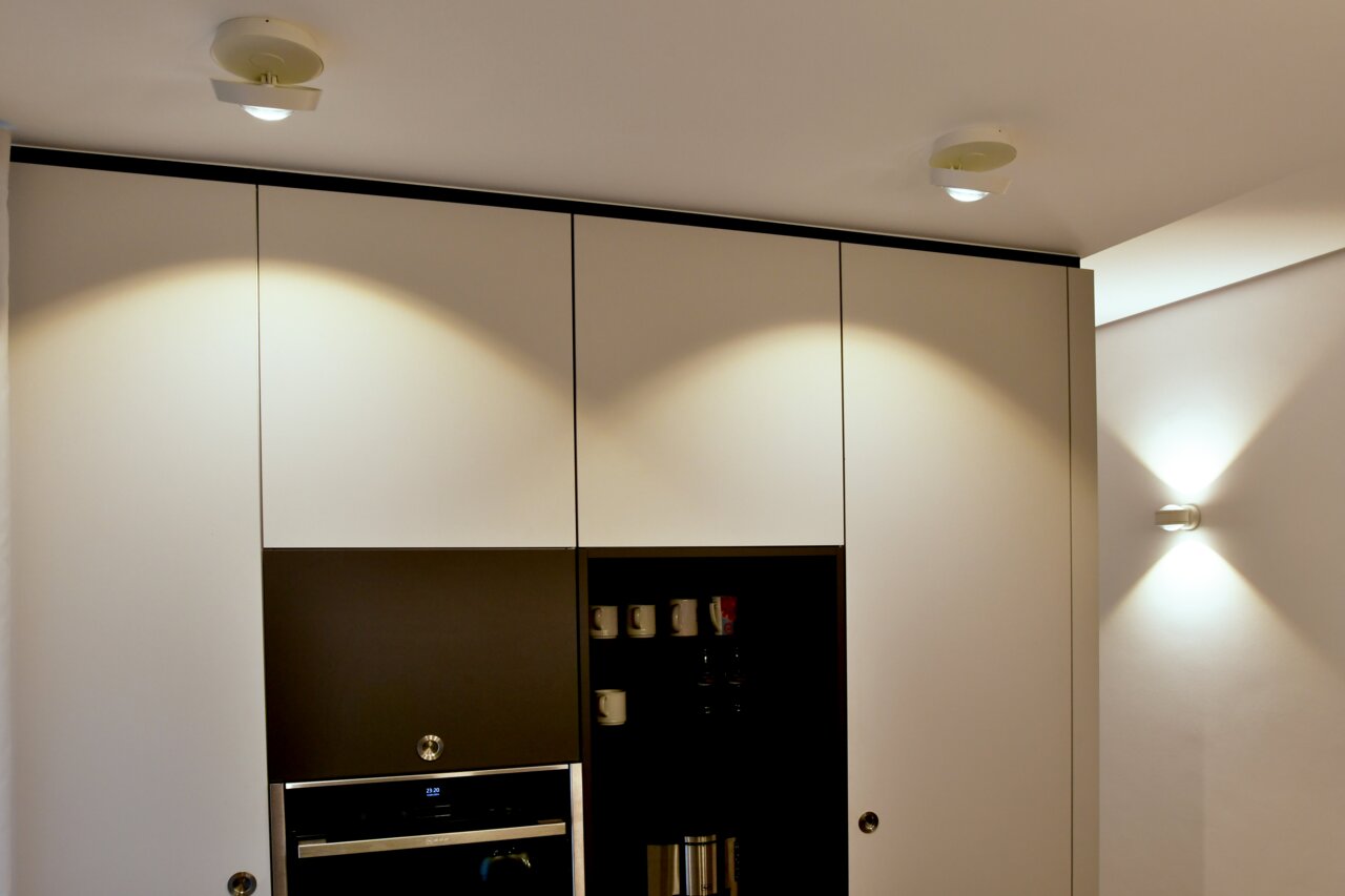 Megatron LED-plafondlamp SOLO MOVIMENTO LED Aufbauleuchte an der Decke in einer modernen Küche, seitliche Perspektive