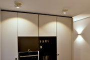 LED Aufbauleuchte an der Decke in einer modernen Küche, seitliche Perspektive