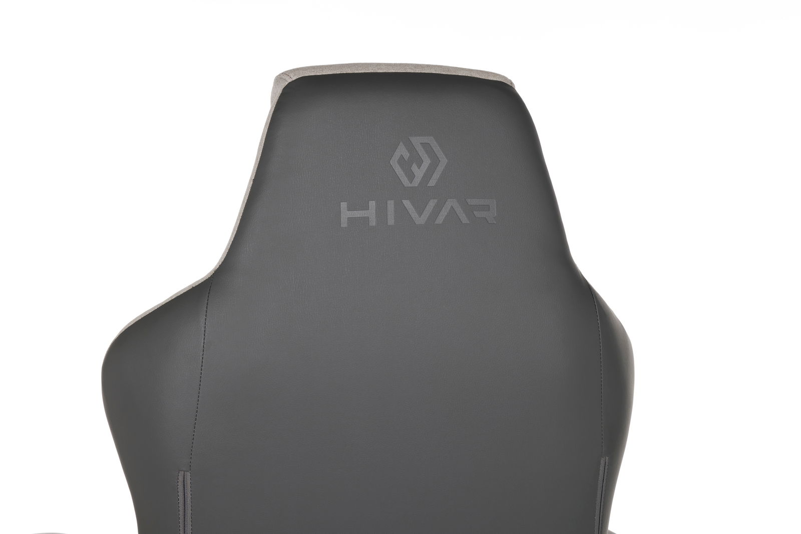 Rückansicht eines Gaming-Stuhls mit dem Logo 'HIVAR' auf der Rückenlehne