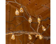 Solarbetriebene Lichterkette mit Glühbirnen an einem Ast, seitliche Perspektive