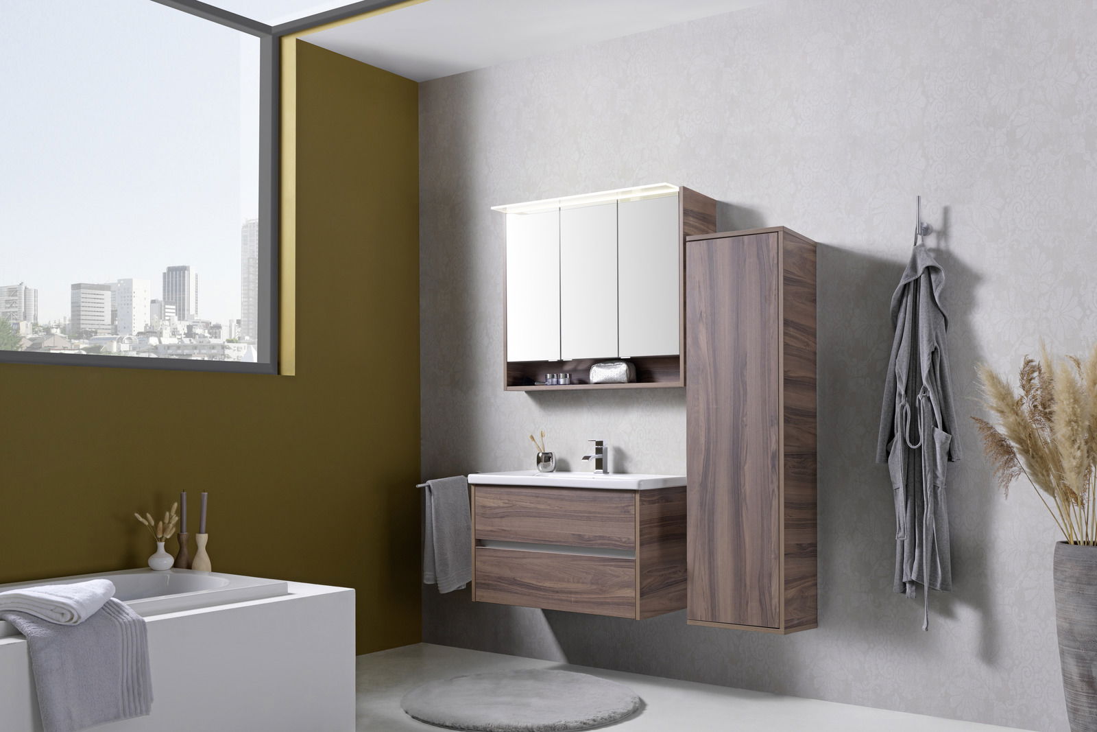 Moderner Spiegelschrank in einem stilvollen Badezimmer, seitliche Perspektive.