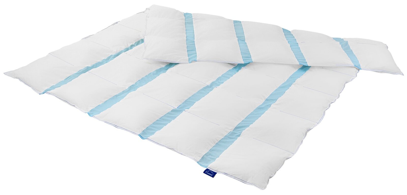 Weiße Steppbettdecke mit hellblauen Streifen, in schräger Draufsicht auf weißem Hintergrund