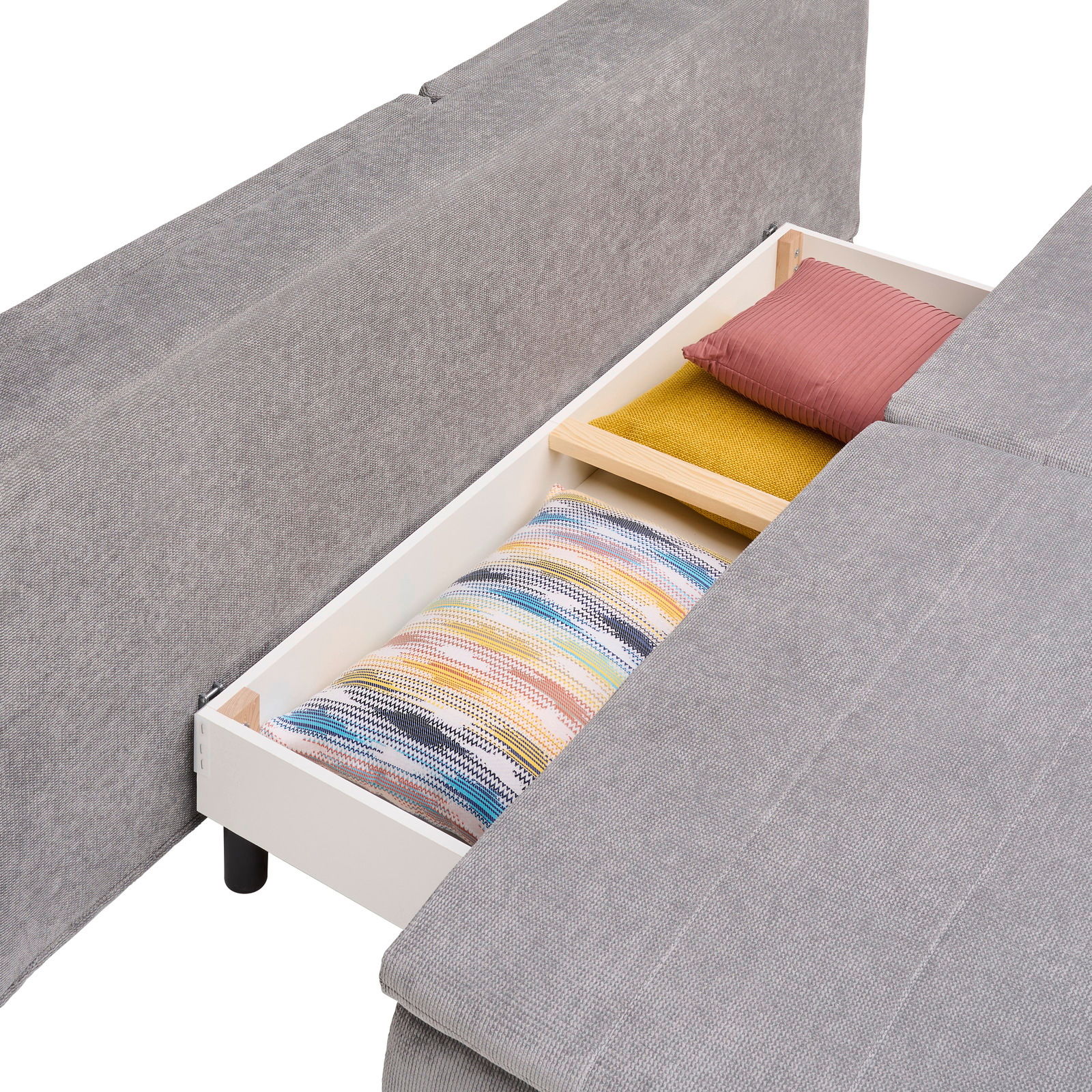 Boxspring-Funktionssofa in grauem Stoff mit geöffneter Aufbewahrungsschublade, gefüllt mit bunten Kissen, aus der Vogelperspektive.