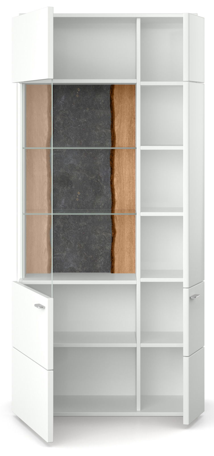 Weiße Vitrine mit offenen Türen, Glasregalen und dekorativer Rückwand aus Holz und Steinoptik, Frontalansicht.