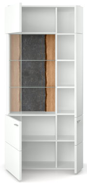 Weiße Vitrine mit offenen Türen, Glasregalen und dekorativer Rückwand aus Holz und Steinoptik, Frontalansicht.