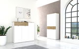 Moderne Garderobenmöbel in einem hellen Raum mit großen Fenstern, bestehend aus einem weißen Hängeschrank und einem hohen Schuhschrank mit Holzdetails, seitliche Perspektive.