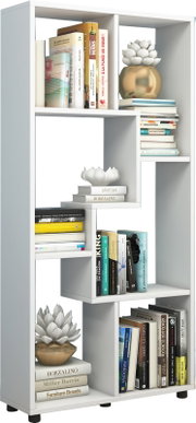 Modernes weißes Stufen-Bücherregal mit offenen Fächern, gefüllt mit Büchern und Deko-Pflanzen in goldfarbenen Töpfen, freigestellt vor weißem Hintergrund, Frontansicht.