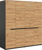 Moderner Kleiderschrank in heller Holzoptik mit schwarzem Korpus und durchgehendem schwarzen Griff, gezeigt in leichter Frontansicht von links (3/4-Perspektive)