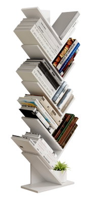 Weißes, modernes Stand-Bücherregal mit schräg versetzten Ablagefächern, gefüllt mit Büchern; freigestellt vor weißem Hintergrund, in leichter Seitenansicht von vorne.