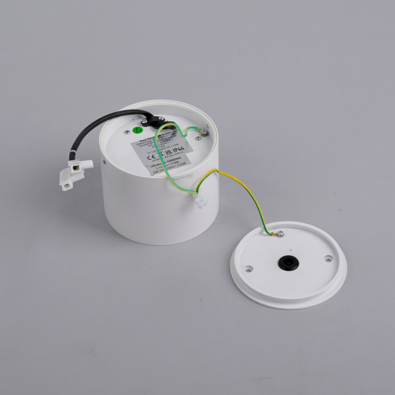 Rückansicht einer LED-Deckenleuchte mit sichtbaren Kabeln und Anschlussklemmen, Gehäuse geöffnet.
