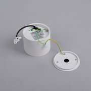 Rückansicht einer LED-Deckenleuchte mit sichtbaren Kabeln und Anschlussklemmen, Gehäuse geöffnet.