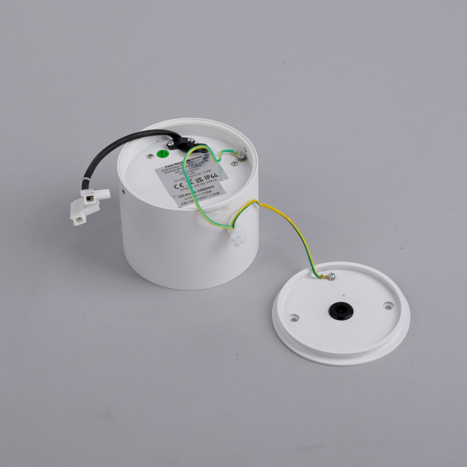 Rückansicht einer LED-Deckenleuchte mit sichtbaren Kabeln und Anschlussklemmen, Gehäuse geöffnet.