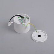 Rückansicht einer LED-Deckenleuchte mit sichtbaren Kabeln und Anschlussklemmen, Gehäuse geöffnet.