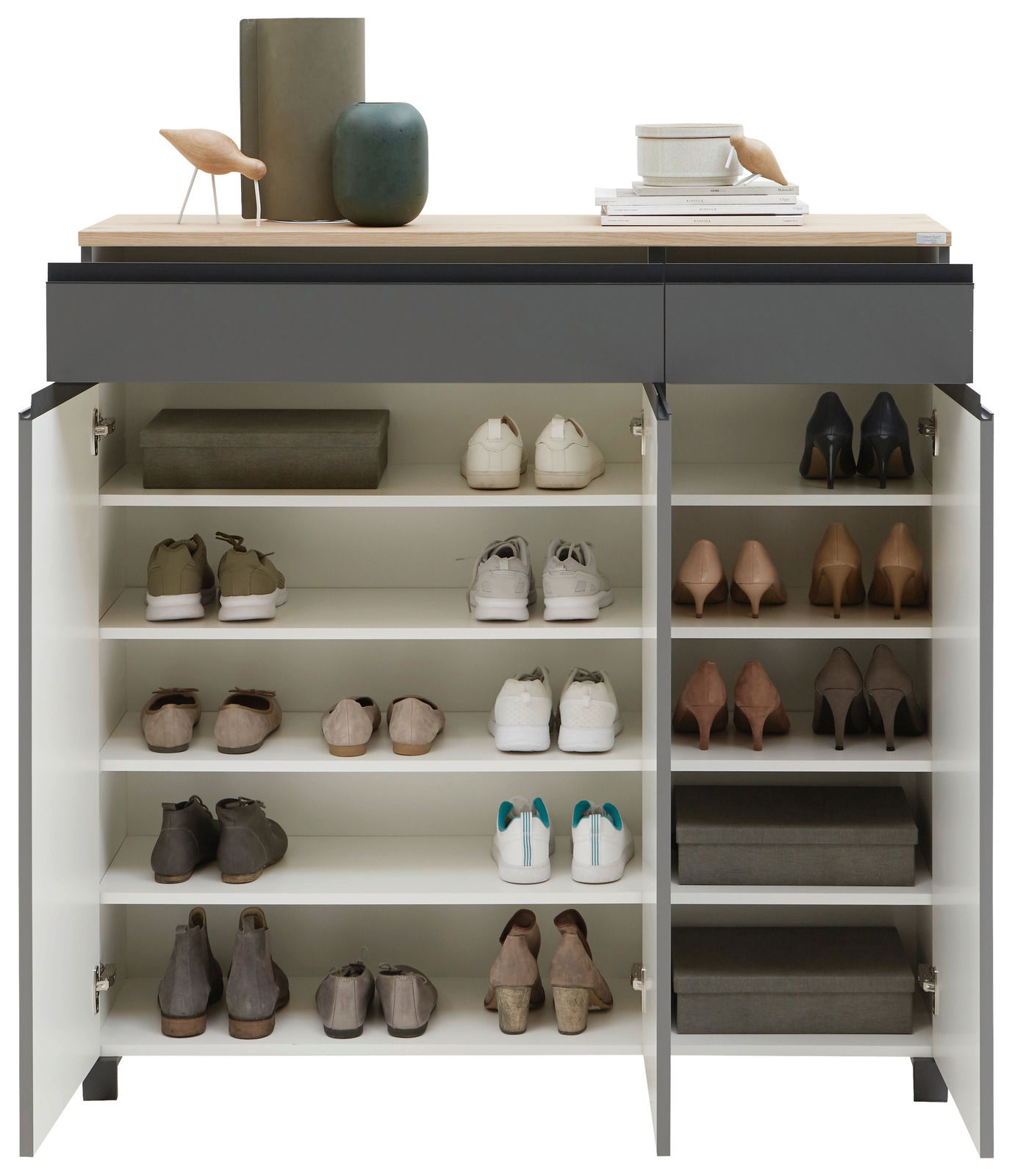 Garderoben-Set mit Schuhschrank, offene Türen, verschiedene Schuhe und Dekorationen auf der Oberseite, frontale Perspektive