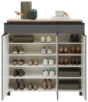 Garderoben-Set mit Schuhschrank, offene Türen, verschiedene Schuhe und Dekorationen auf der Oberseite, frontale Perspektive