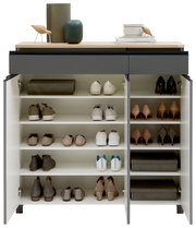 Garderoben-Set mit Schuhschrank, offene Türen, verschiedene Schuhe und Dekorationen auf der Oberseite, frontale Perspektive