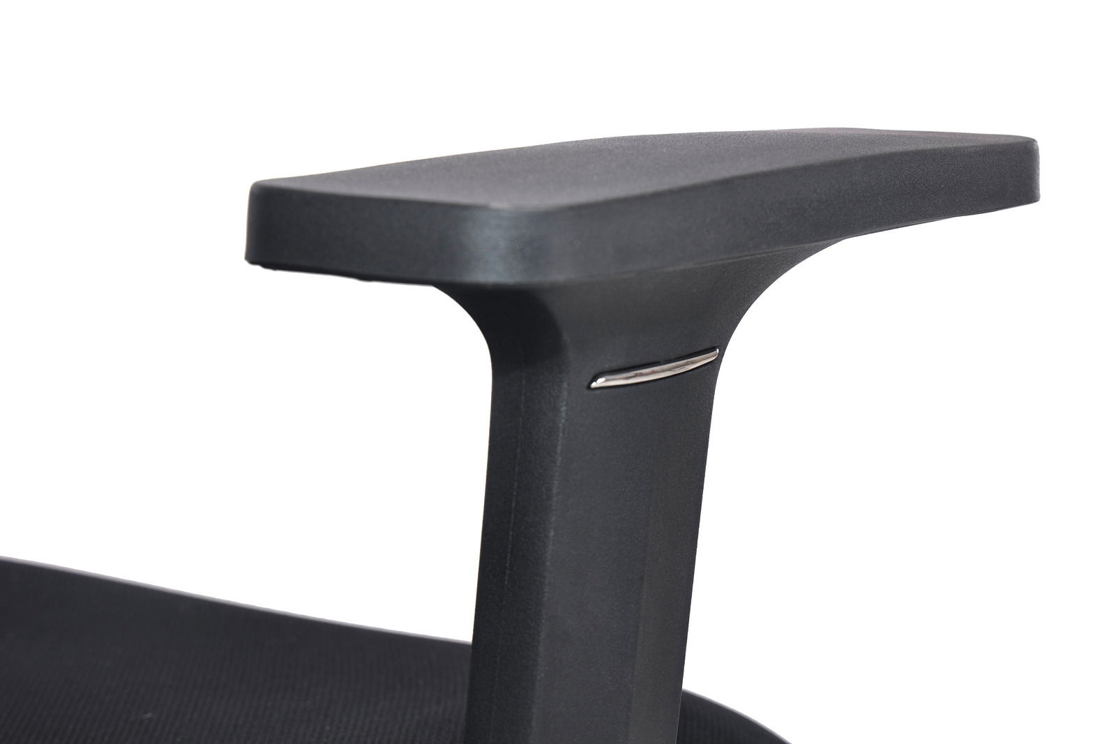 Nahaufnahme einer schwarzen Armlehne eines Besucherstuhls, seitliche Perspektive