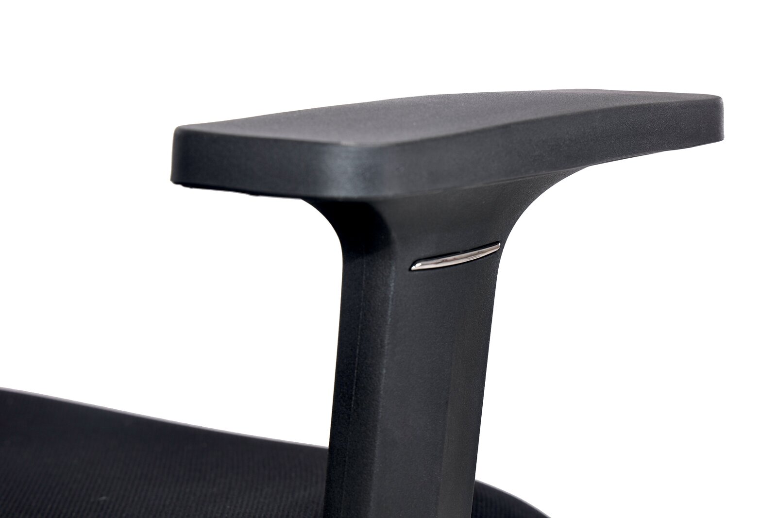 Nahaufnahme einer schwarzen Armlehne eines Besucherstuhls, seitliche Perspektive