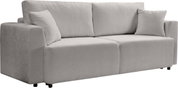 Hellgraues 2-Sitzer-Sofa mit breiten Armlehnen, zwei großen Rückenkissen und zwei Zierkissen, freigestellt auf weißem Hintergrund, Ansicht schräg von vorne.
