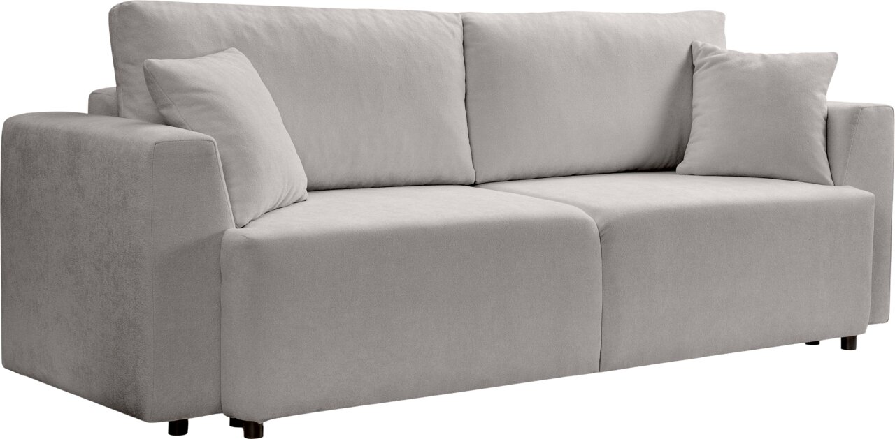 Hellgraues 2-Sitzer-Sofa mit breiten Armlehnen, zwei großen Rückenkissen und zwei Zierkissen, freigestellt auf weißem Hintergrund, Ansicht schräg von vorne.