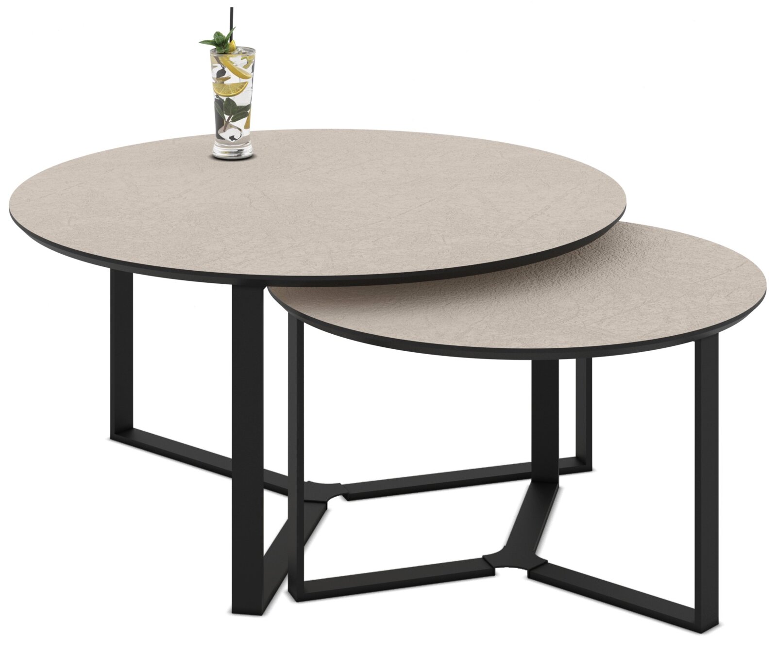 Z2 Couchtisch 2er Set MASSA Zwei runde Beistell- bzw. Couchtische in unterschiedlichen Größen mit hellgrauer Steinoptik-Tischplatte und schwarzem Metallgestell, fotografiert in leicht schräger Frontansicht von oben; auf dem größeren Tisch steht ein Glas mit Getränk und Zitrone.